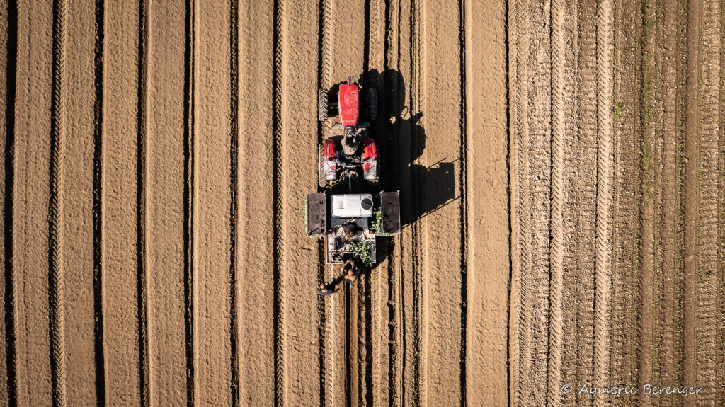 photo aérienne d'un tracteur dans un champs