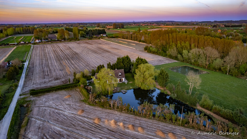 Photo aérienne maison étang nord de la France