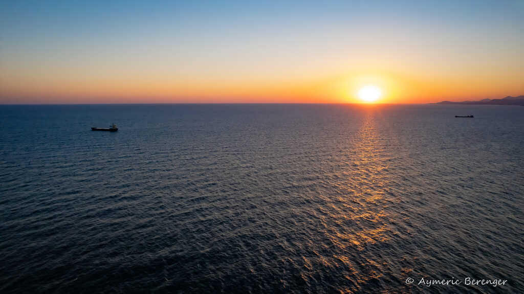 photo aérienne coucher de soleil sur la mer en crête